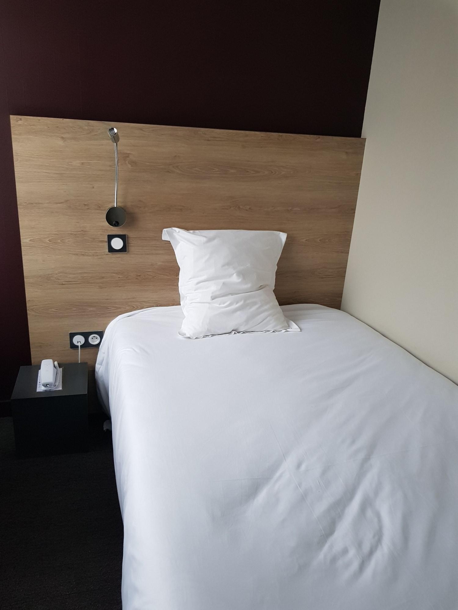 Logis Hotel A La Bonne Auberge Laval  Exteriör bild