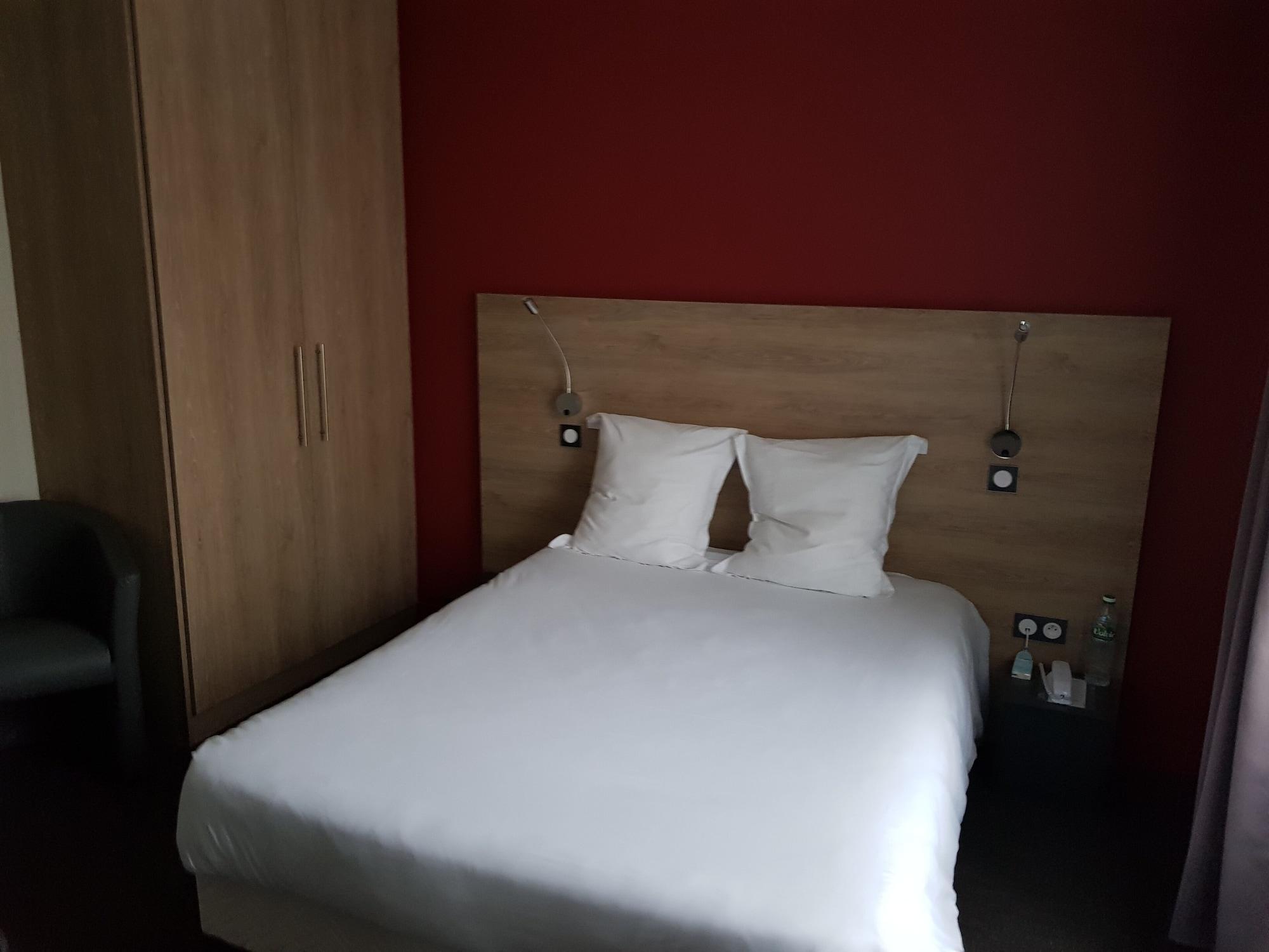 Logis Hotel A La Bonne Auberge Laval  Exteriör bild